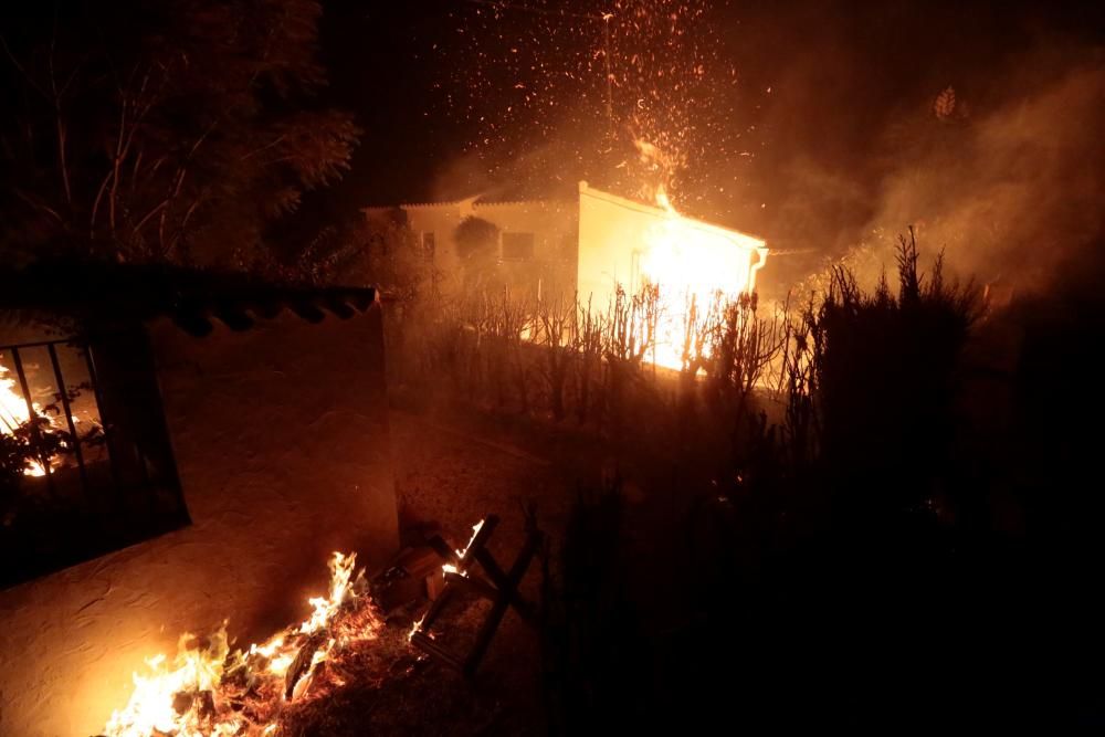 Desalojan a centenares de personas en Xàbia por un incendio que avanza sin control