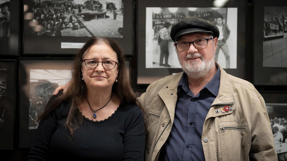 Archivo - Maribel Ferrándiz y Pepus Ferrándiz posan durante la presentación de una querella por torturas durante el franquismo, en Casal de Barri Prosperitat, a 14 de noviembre de 2023, en Barcelona, Catalunya (España).