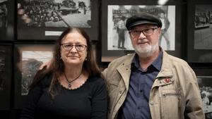 Maribel Ferrándiz y Pepu Ferrándiz posan durante la presentación de una querella por torturas durante el franquismo, en Casal de Barri Prosperitat, a 14 de noviembre de 2023, en Barcelona, Catalunya (España).