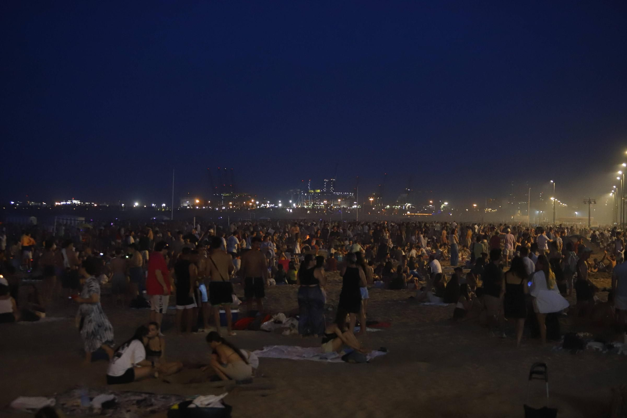 La noche de San Juan en València, en imágenes