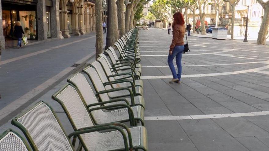 Aquest matí ja han col·locat una filera de cadires en un tram del Passeig