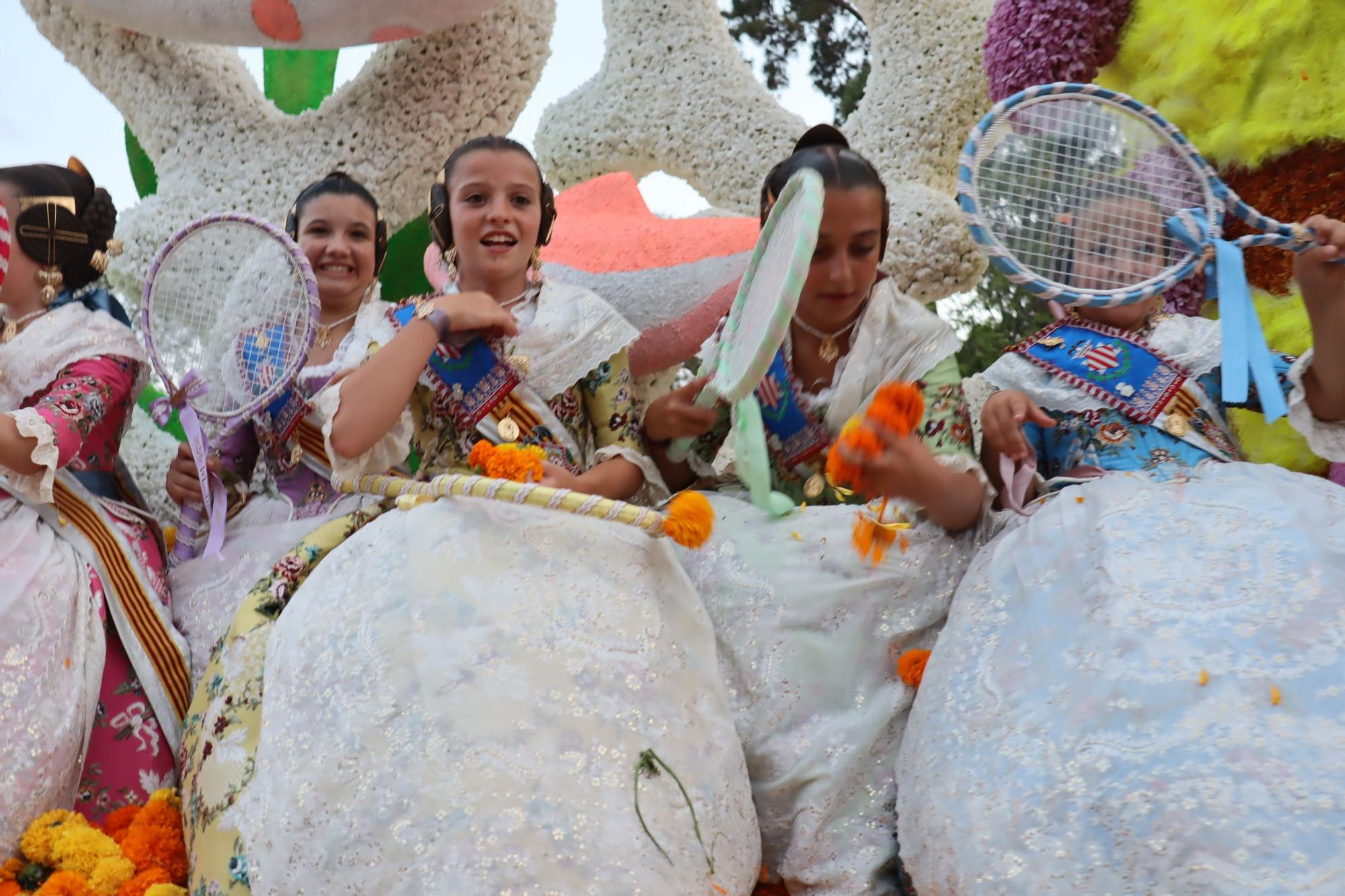 Los ciclos falleros de 2023 y 2024 se unen en la Batalla de Flores