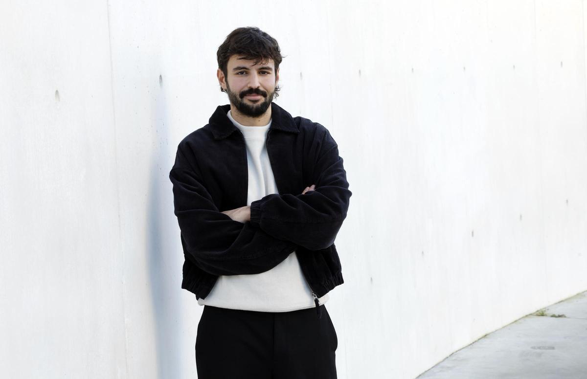 El ingeniero vigués David Cerviño, ayer junto al ascensor Halo de la ciudad