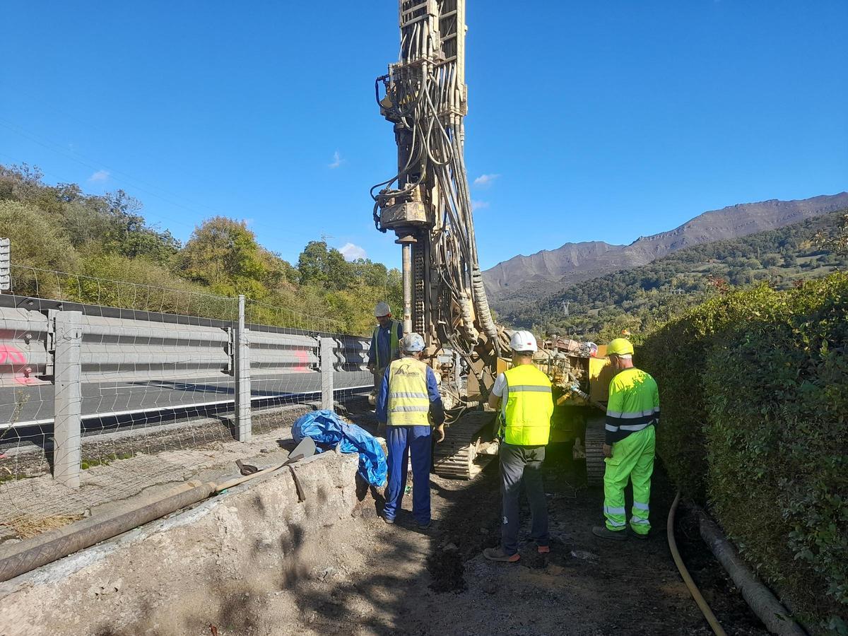 Los trabajos para instalar las pantallas, durante las obras.