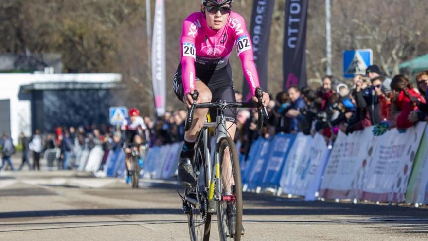 Irene Trabazo llega a meta en el Campeonato de España.