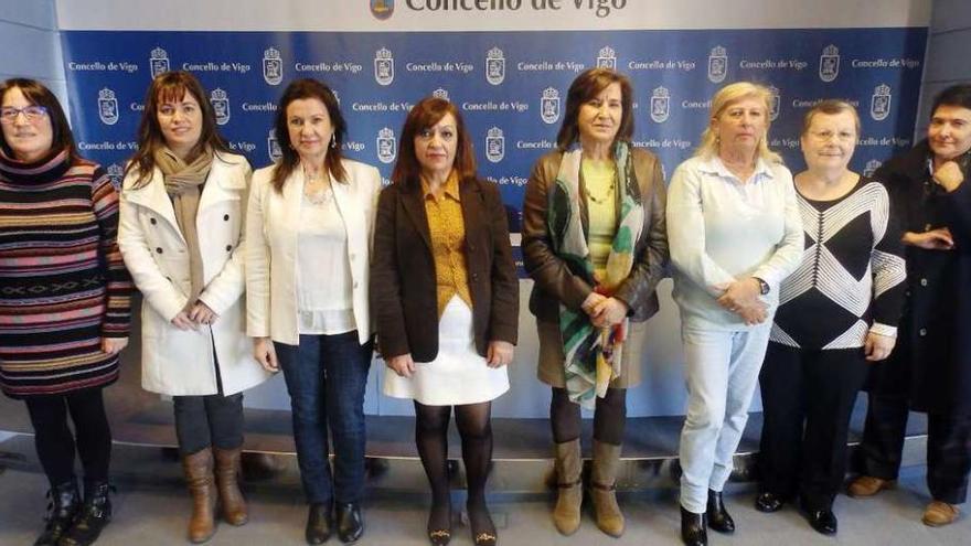 Representantes del Consello Municipal da Muller junto a la edil de Igualdad, Uxía Blanco (3º izq.). // FdV