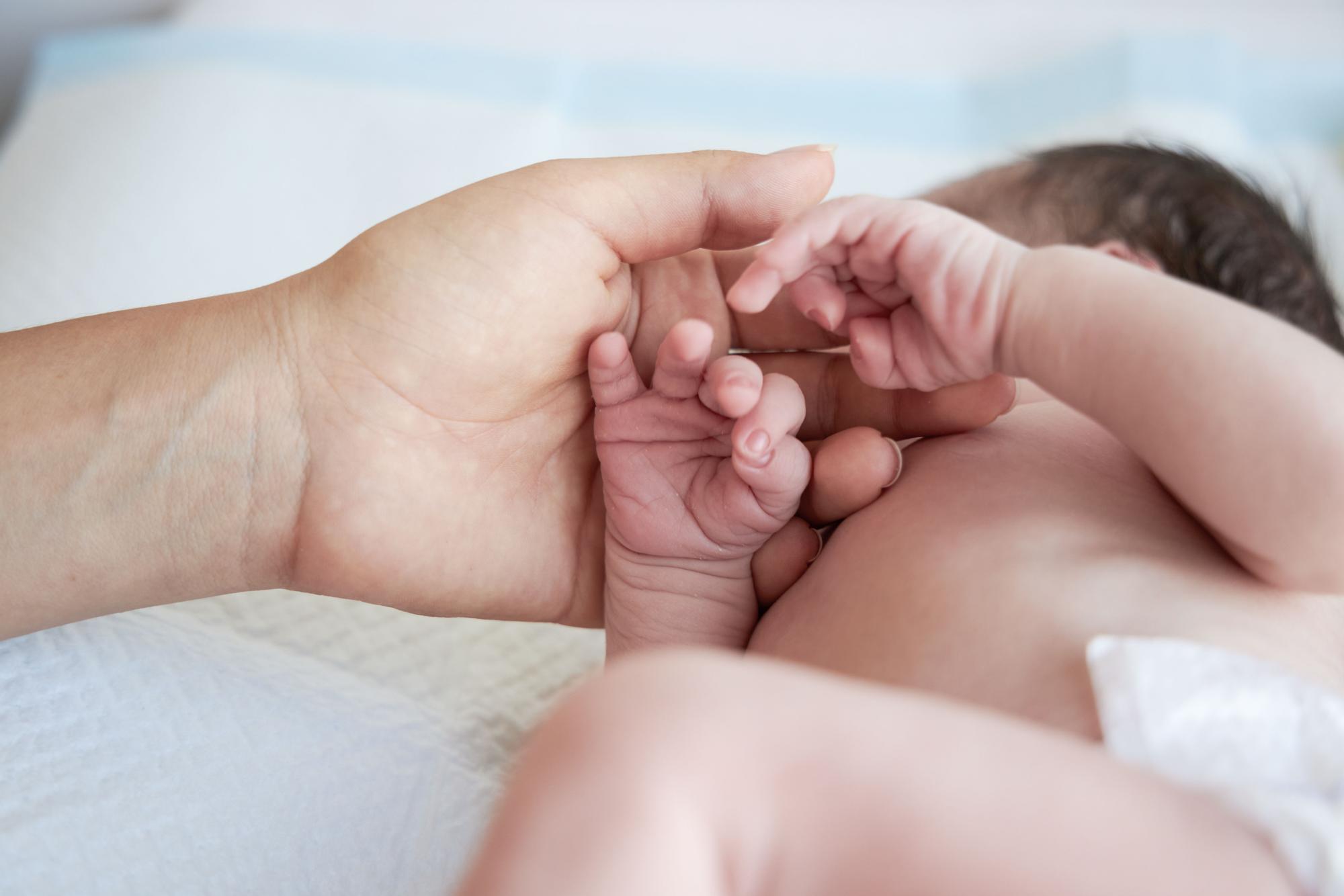 Fotografía en la que se ve a un bebé prematuro