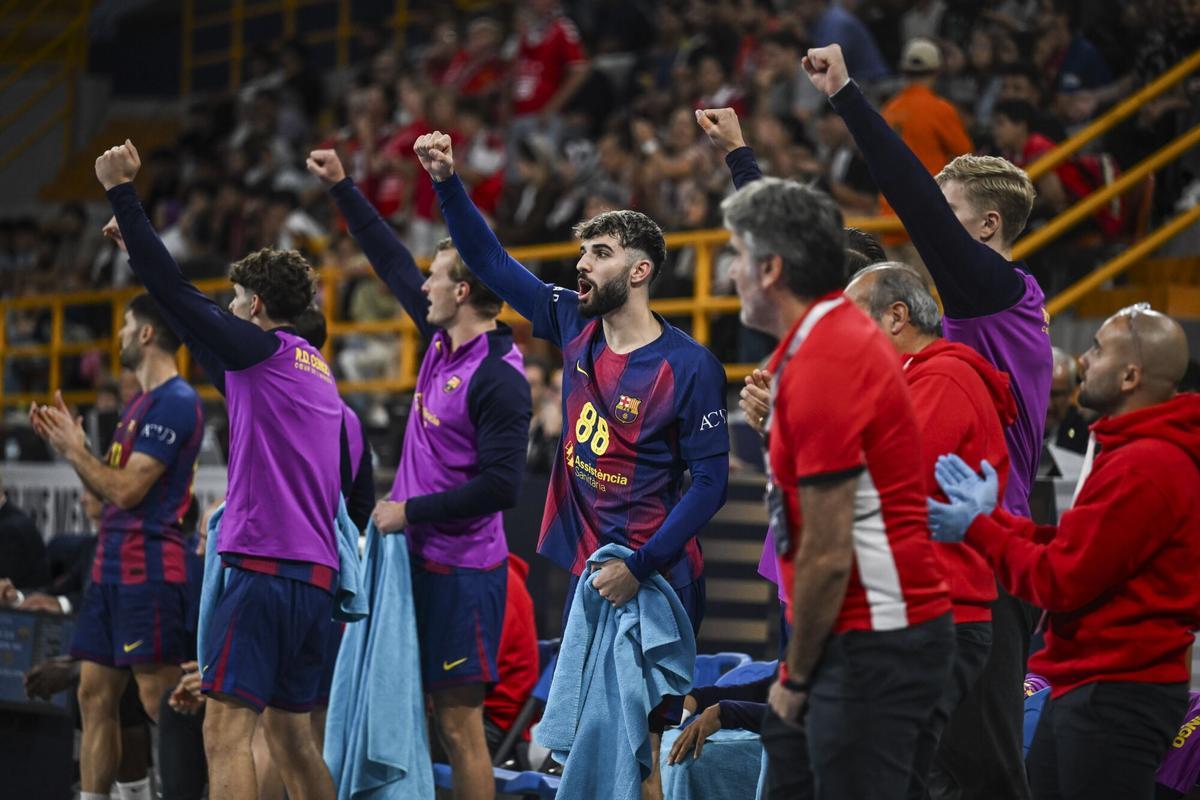 Carlos Ortega y los jugadores del Barça celebran un tanto en la final de este jueves.