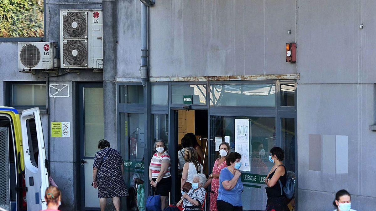 Pacientes esta semana en la entrada de Urgencias de Montecelo.