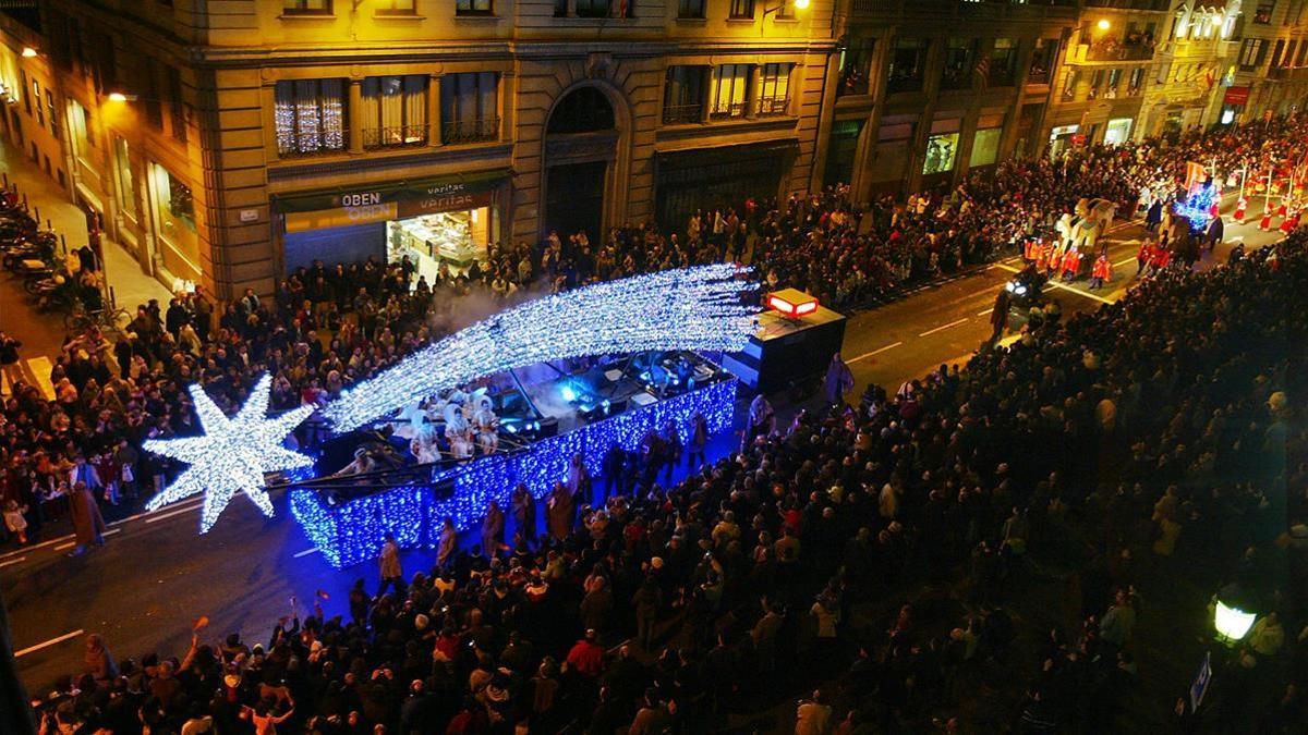 La estrella de Oriente o estrella de Belén durante la Cabalgata de Reyes de 2007 a su paso por Via Laietana