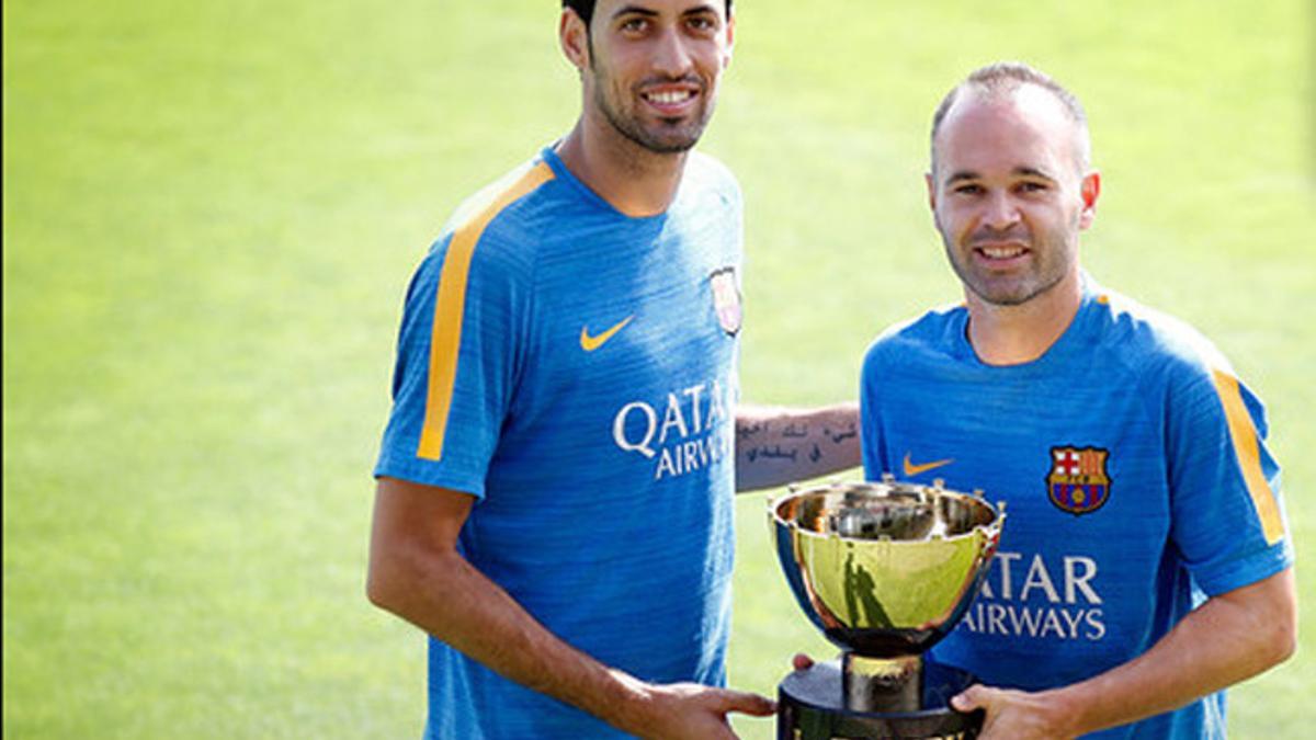 Busquets e Iniesta, con el Trofeu Joan Gamper