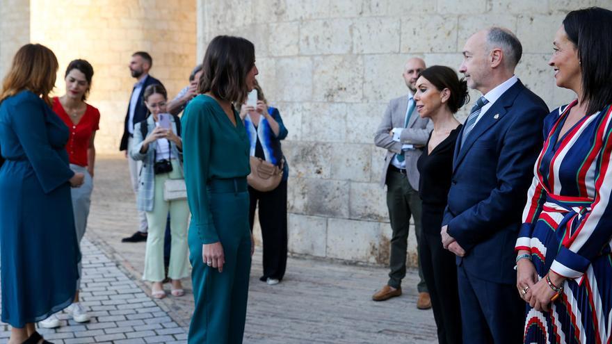 Marta Fernández (Vox) cesa al jefe de protocolo de las Cortes tras 37 años en La Aljafería