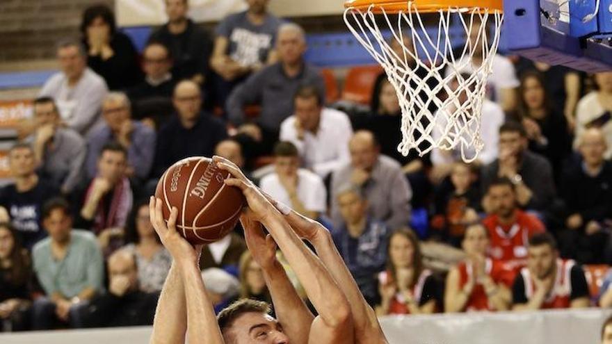 El serbio Dejan Musli, con el balón en las manos en un partido con el Manresa.