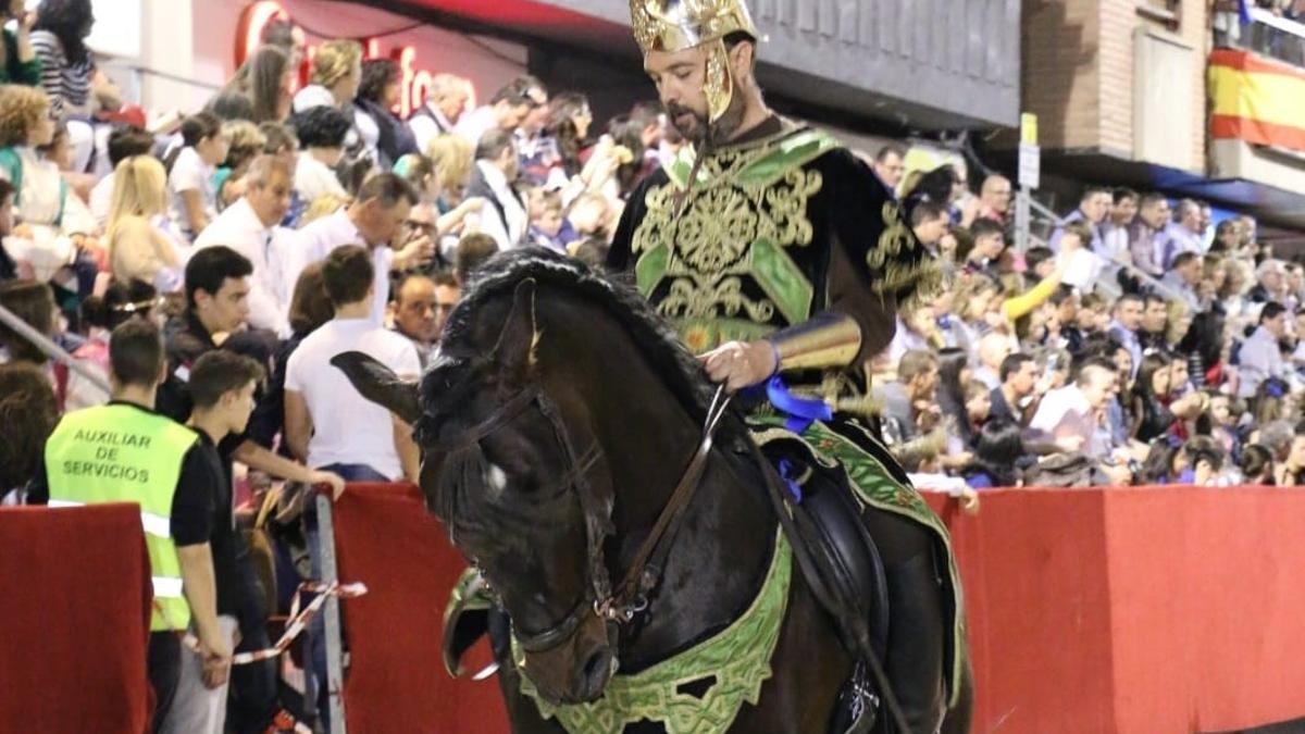 Hilario Campoy desfilando con el grupo de los ‘Déboros’ interpretando a su capitán Barac, tocado con casco con grifos mitológicos y las trompetas de Jericó.