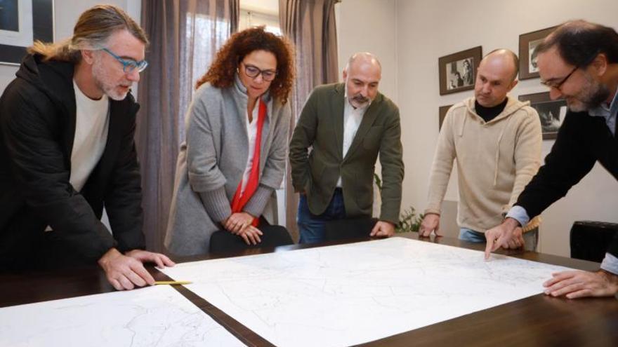 Catalina Cladera consulta el proyecto de Puigpunyent. | CIM