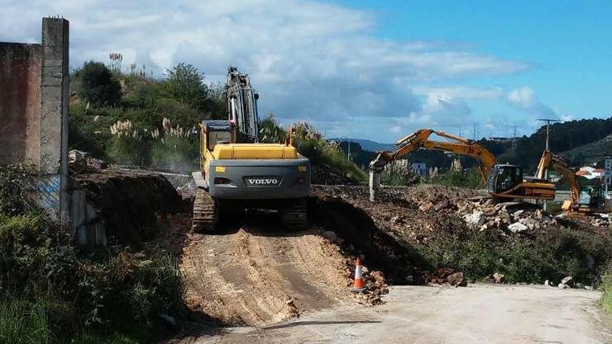 Excavadoras, ayer, en la construcción del nuevo acceso.