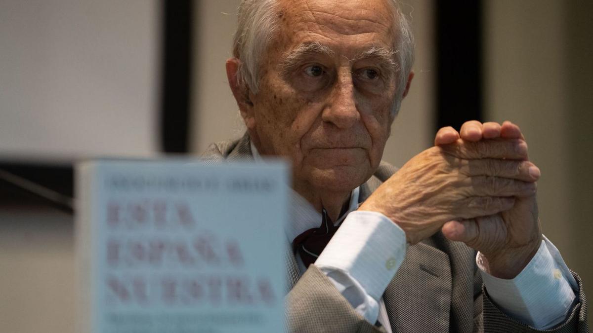 El diplomático Inocencio Arias, con uno de sus últimos libros.