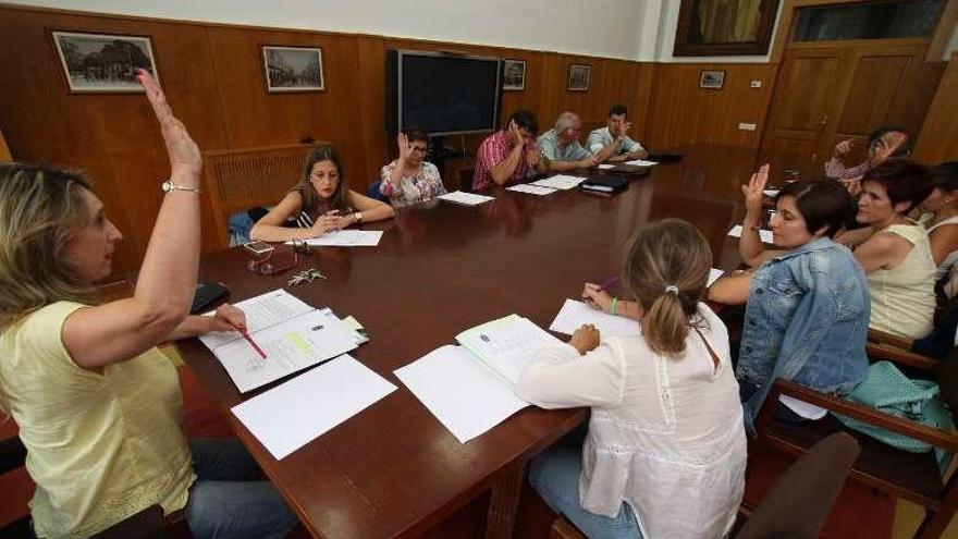 Comisión por la cesión para la guardería. // Bernabé/Víctor Espiño