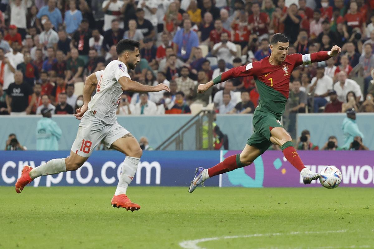 GR2540. LUSAIL (CATAR), 06/12/2022.- Cristiano Ronaldo (d) de Portugal disputa el balón con Eray Cömert de Suiza hoy, en un partido de los octavos de final del Mundial de Fútbol Qatar 2022 entre Portugal y Suiza en el estadio de Lusail (Catar). EFE/ Esteban Biba