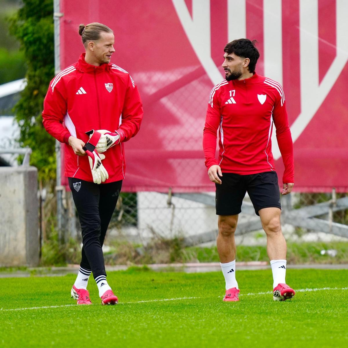 Nyland y Maupay, en el entrenamiento del Sevilla FC este miércoles en la CD José Ramón Cisneros Palacios