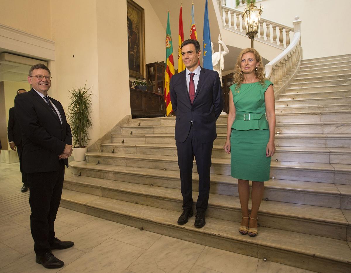 Sánchez junto a Ximo Puig y Amparo Marco, en su visita al ayuntamiento de Castelló.