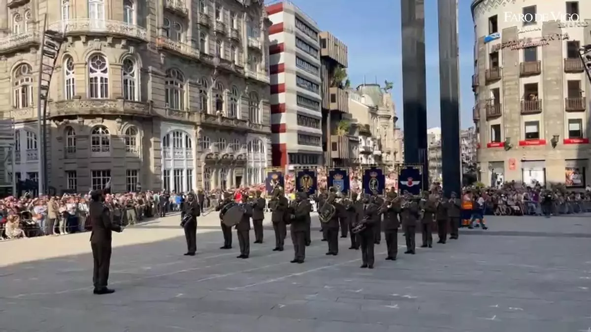 Las cornetas resuenan en Vigo: seis bandas militares y una civil tocan juntas en Porta do Sol