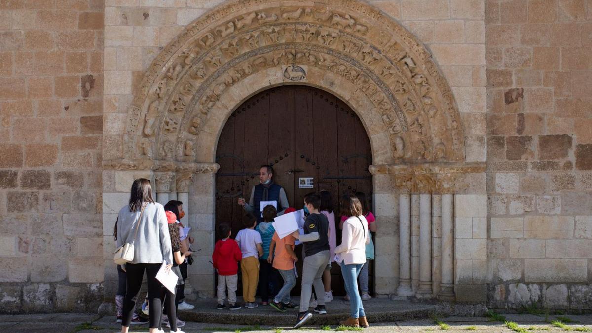 El guía de la ruta revela algunos detalles de la iglesia de San Claudio de Olivares. | Ana Burrieza