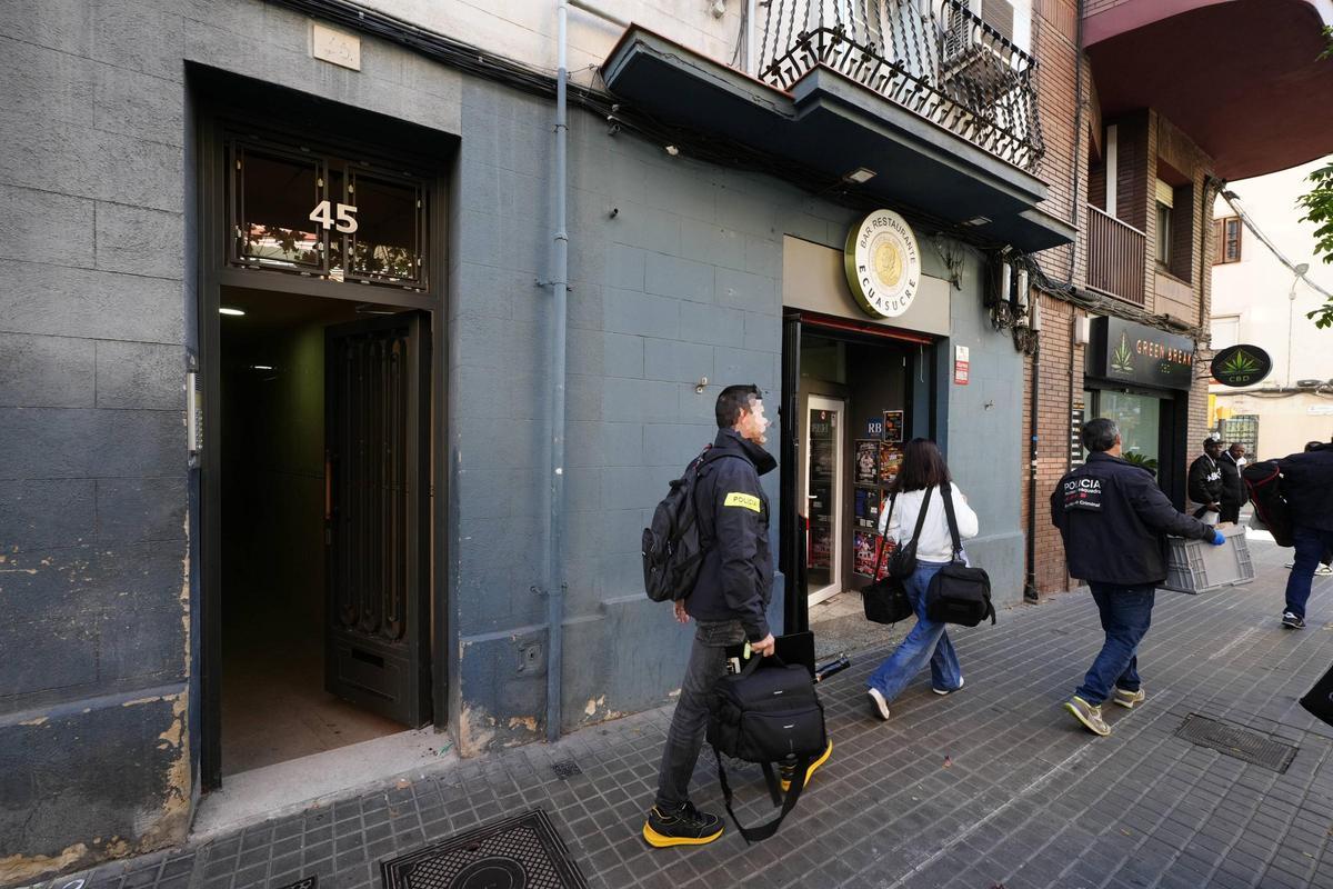 Los Mossos dejan la escena del crimen este martes. Una mujer ha sido asesinada por su pareja en un piso de la calle Santa Eulalia de l’Hospitalet.