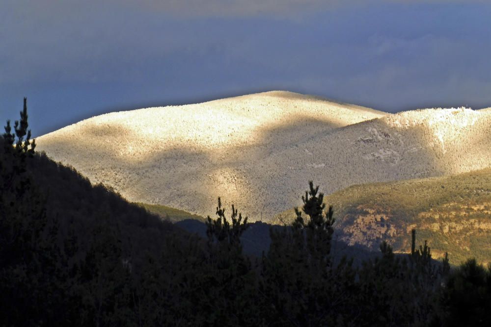 Solsonès. Aquest cap de setmana, des de Sant Llorenç de Morunys, el nostre lector va captar aquesta nevada pels voltants dels Rasos de Peguera.