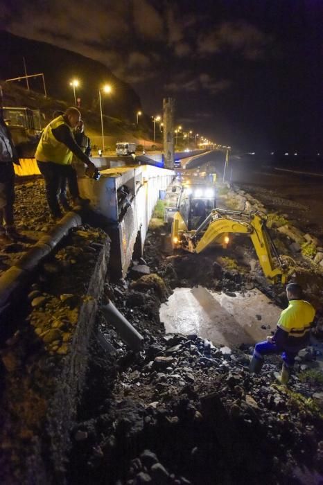 Se rompe una tubería de suministro de agua ...