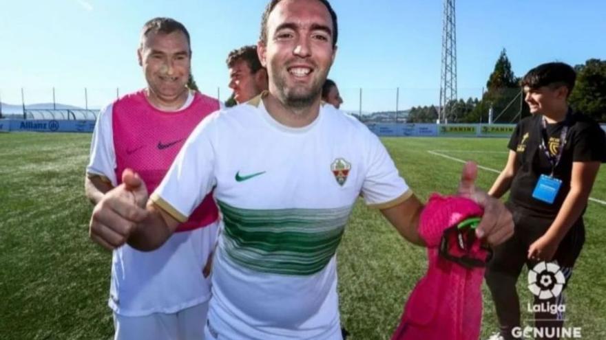 Arriba Antonio Miguel tras un partido de LaLiga y abajo porta el escudo del Elche C.F. | INFORMACIÓN