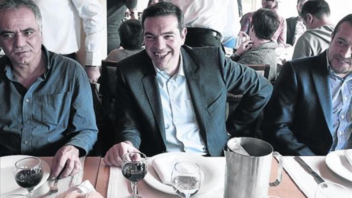 Alexis Tsipras, líder de la izquierda radical Syriza, comparte comida con colaboradores, ayer en Atenas.