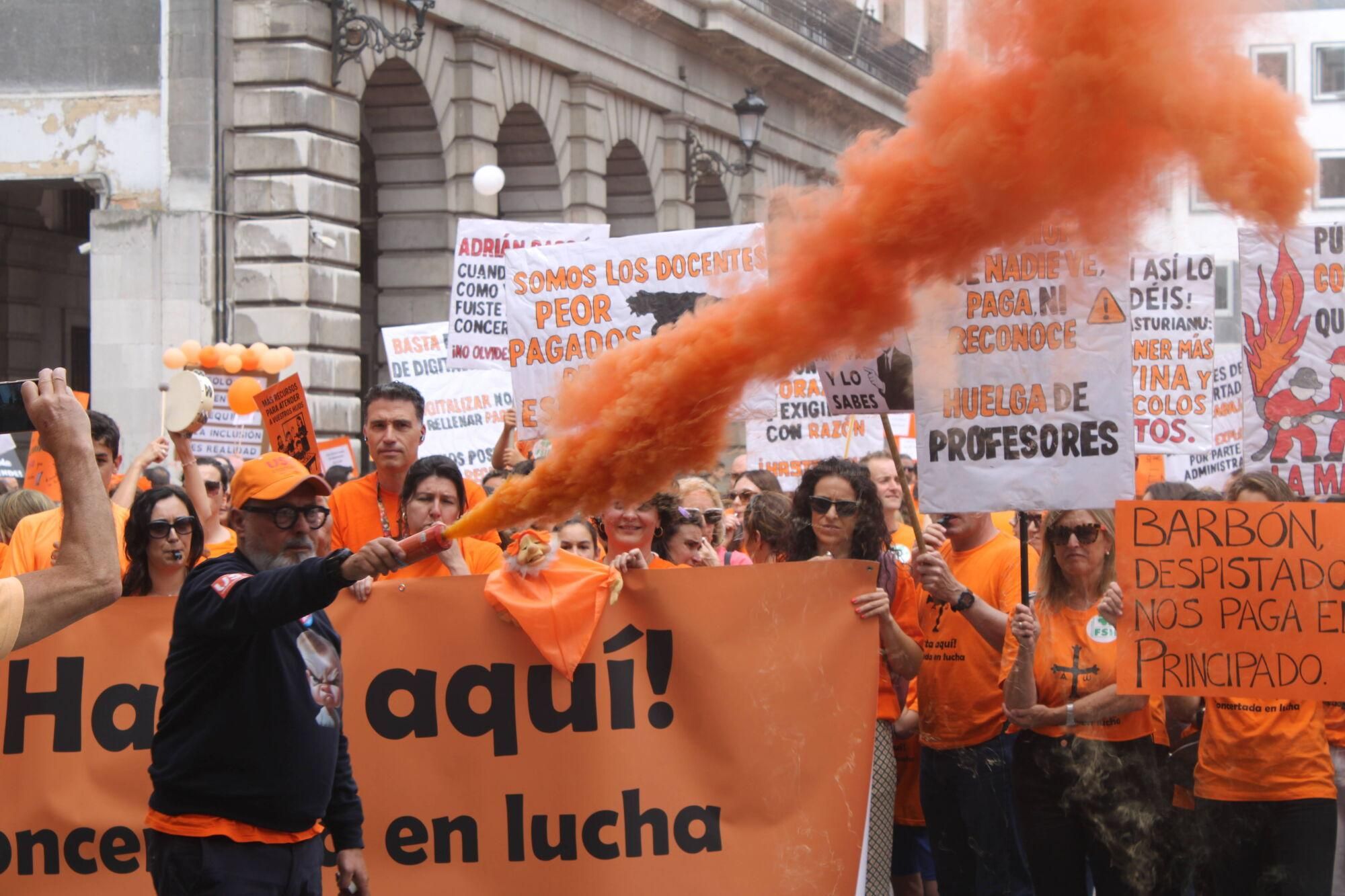 Así fue la multitudinaria marcha naranja de la concertada en Asturias