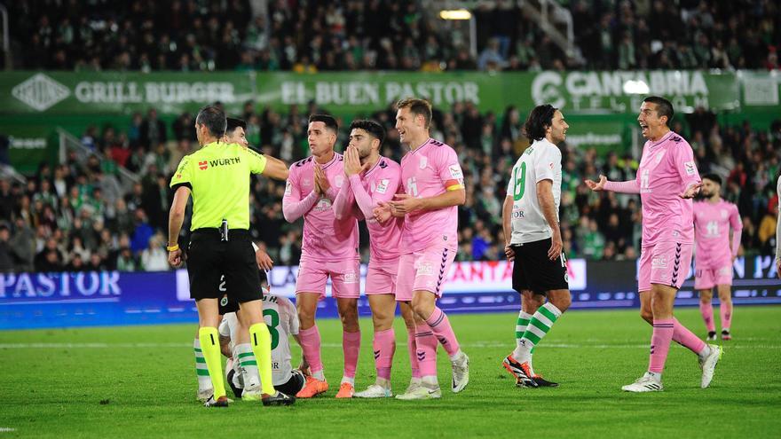 Una polémica decisión arbitral evita el empate del Eldense en Santander (2-1)