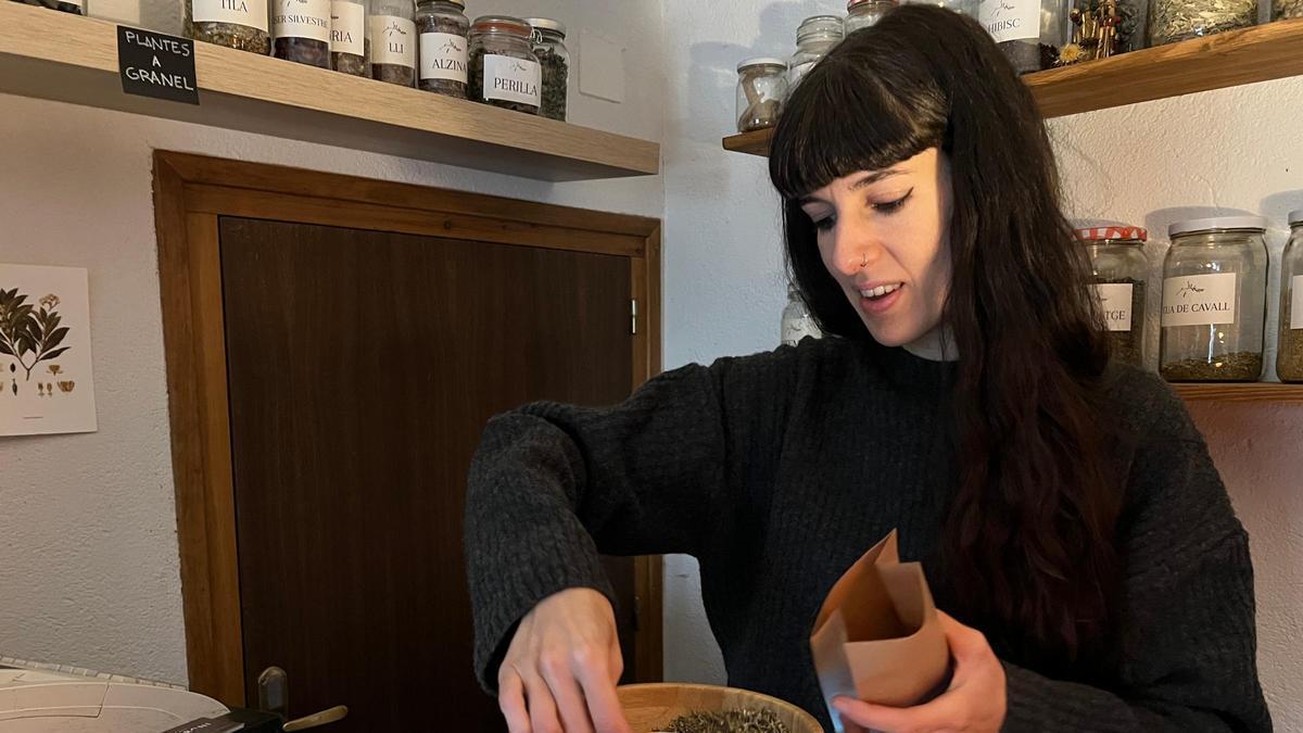 VÍDEO | De violoncel·lista professional a vendre plantes medicinals en un poble rural de l'Alta Garrotxa