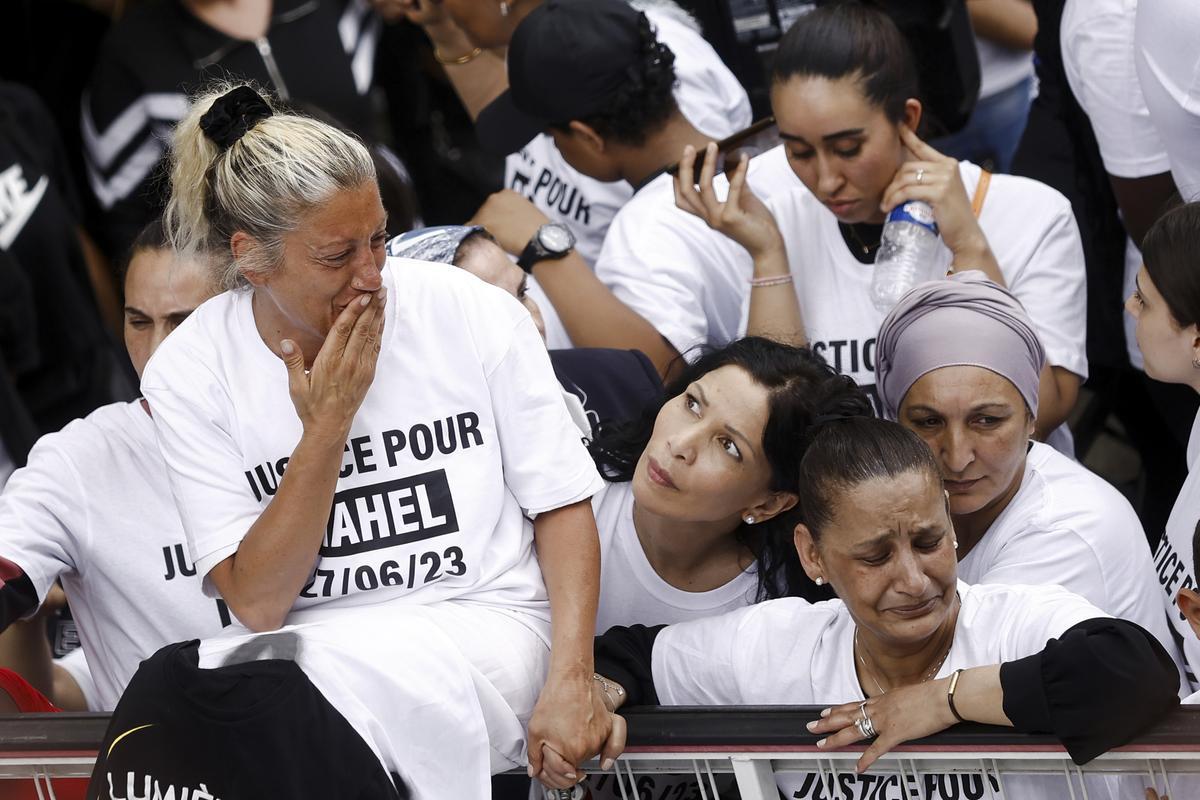 Mounia, la madre de Nahel encabeza una marcha blanca en Nanterre. La familia del joven fallecido ha convocado una marcha blanca en su memoria.