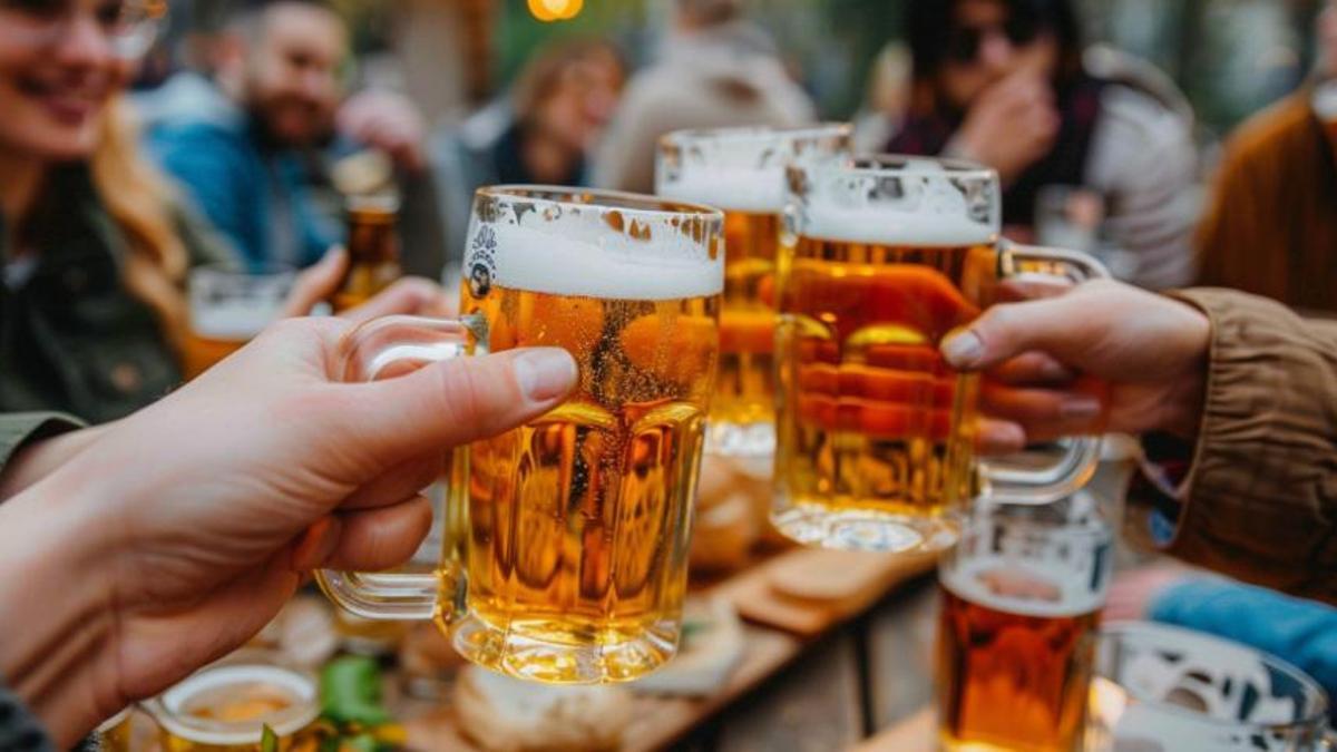 Un grupo brinda con cañas de cerveza