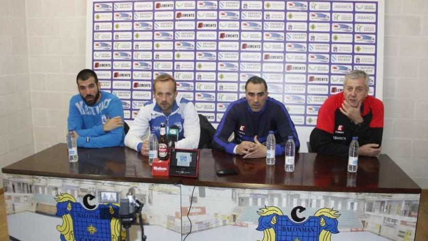 De izq. a dcha., en la sala de prensa: Javier Humet, Zvonko Shundovski, Fernando Eijo y Pillo. // S.Á.