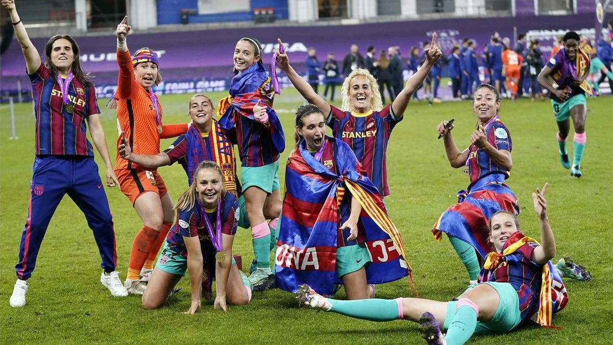 Las jugadoras del Barça celebran el título en el césped del estadio Ullevi.