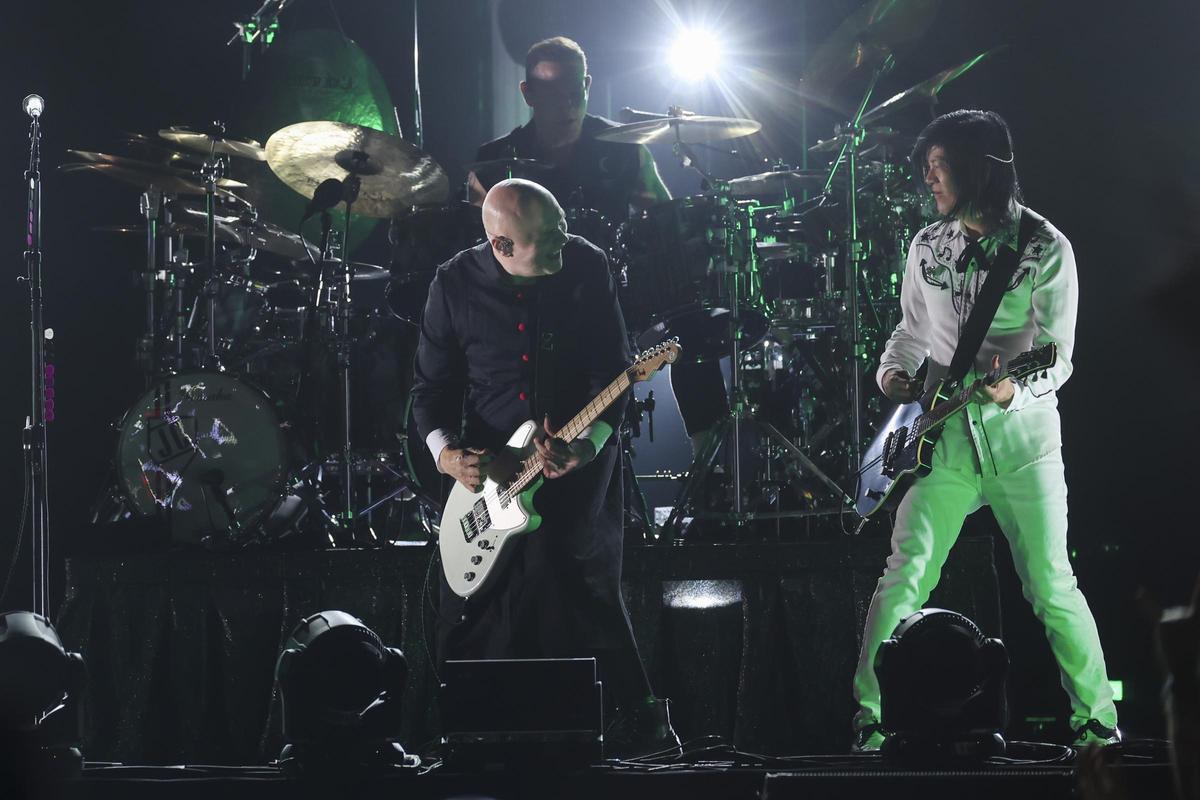 Billy Corgan (izda.) y James Iha, durante el concierto de The Smashing Pumpkins.