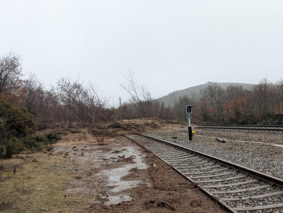 Tierra sobre la vía del tren en Lubián
