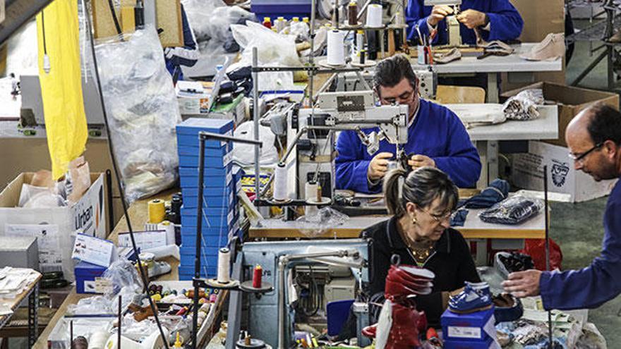 En Villena se erigió una industria que se ha especializado en calzar a los peques de la casa