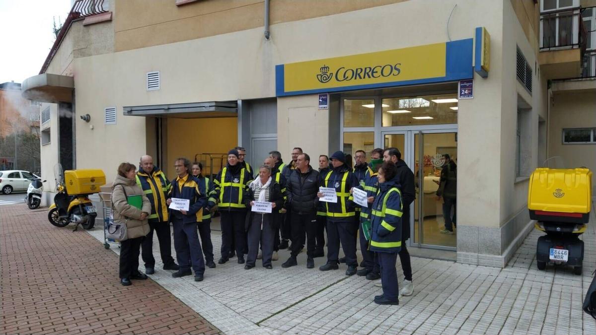 Concentración de carteros en la oficina de Las Viñas.