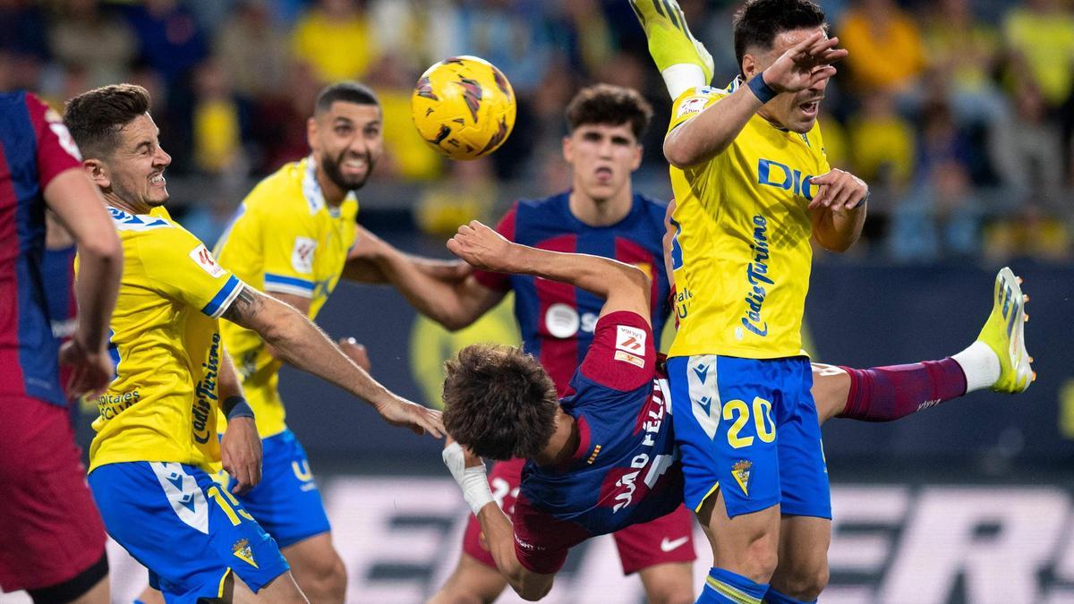 Joao Felix ejecuta la chilena que ha significado el primer gol del Barça en Cádiz.