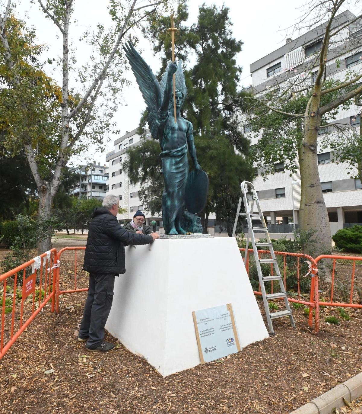 Colocación del Ángel Custodio, este lunes.