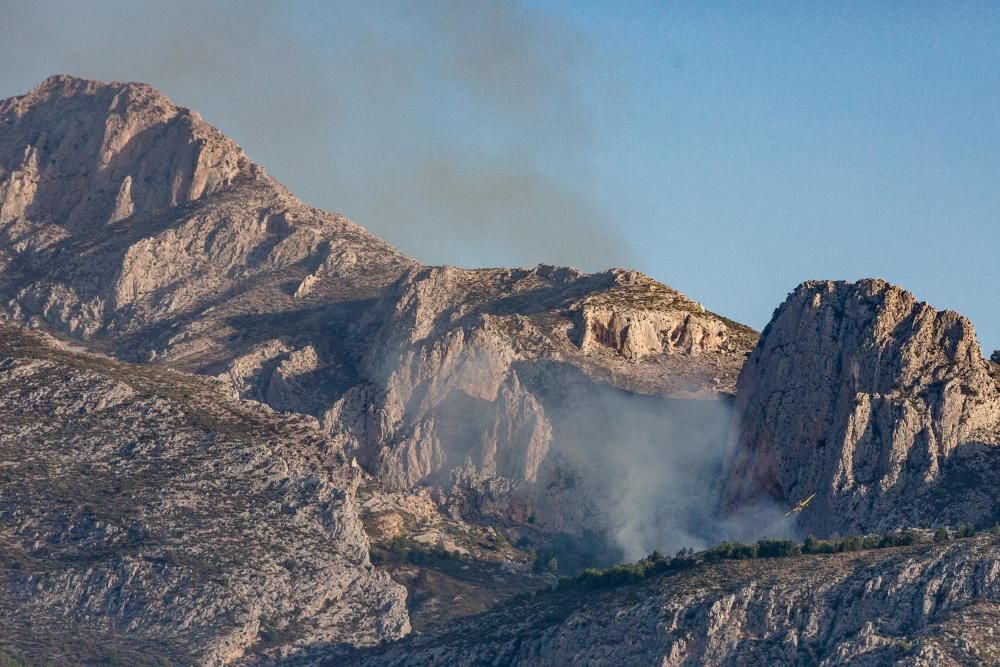 Incendio forestal entre Guadalest y Beniardà