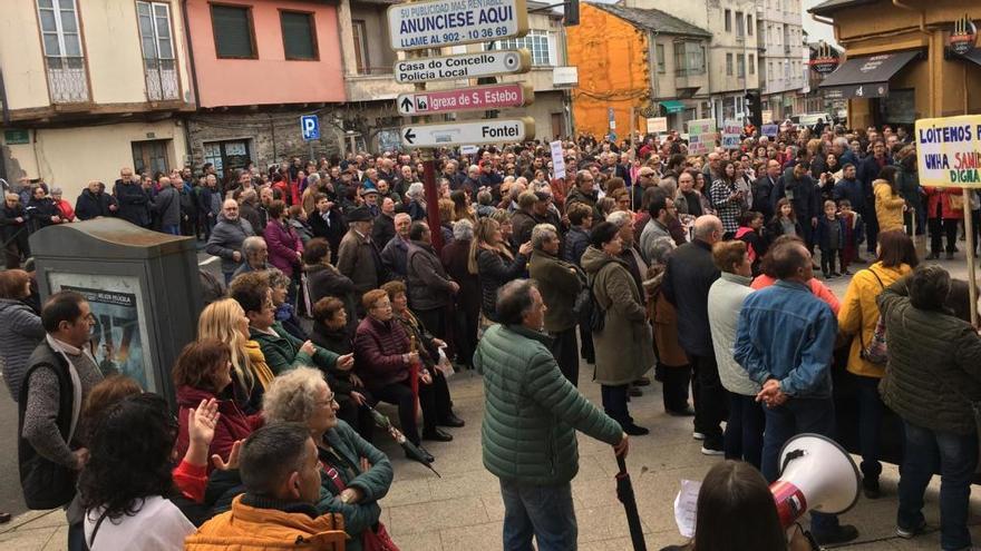 Los vecinos concentrados en las inmediaciones del Concello. // FdV