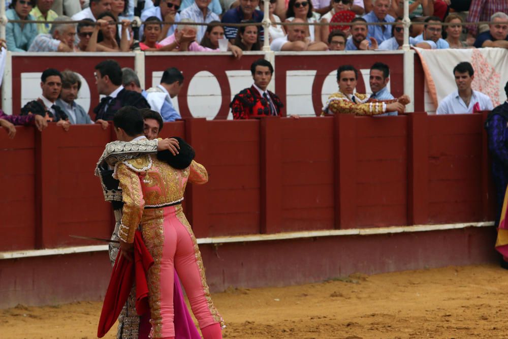 Las imágenes de la tercera corrida de abono de la feria taurina de Málaga en La Malagueta.