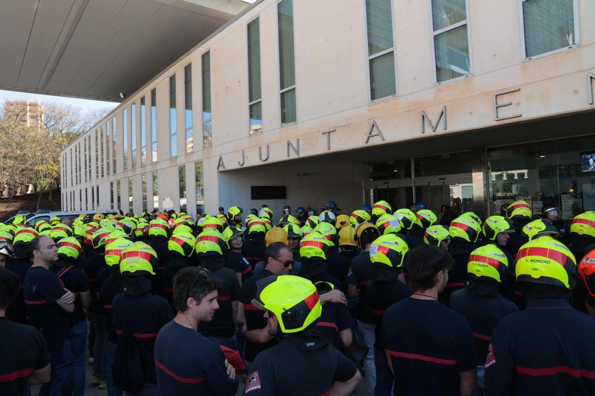 "Da la cara, Toni Pérez". Más de 200 bomberos del Consorcio Provincial de Alicante protestan en Benidorm