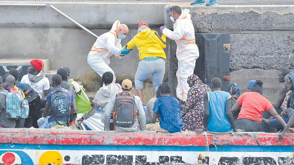 Rescatados dos cayucos en El Hierro con más de 240 personas a bordo, varias menores